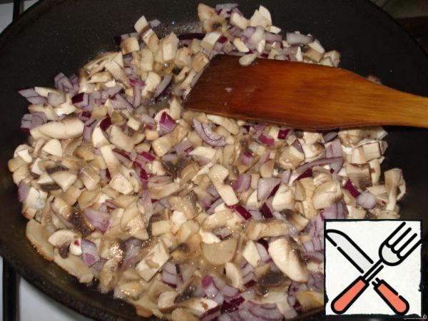 Cut mushrooms and onions and fry in vegetable oil.
