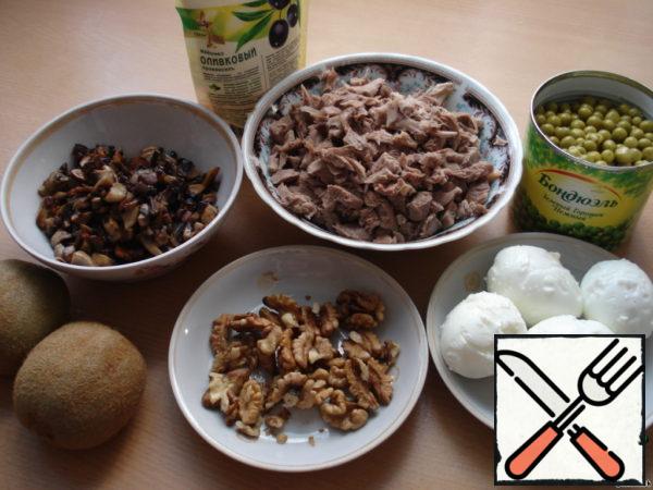 Boil the chicken fillet (my shins), cut into cubes, boil the eggs, grate them on a medium grater. The photo shows the products that we will need. The salad is laid out in layers.
