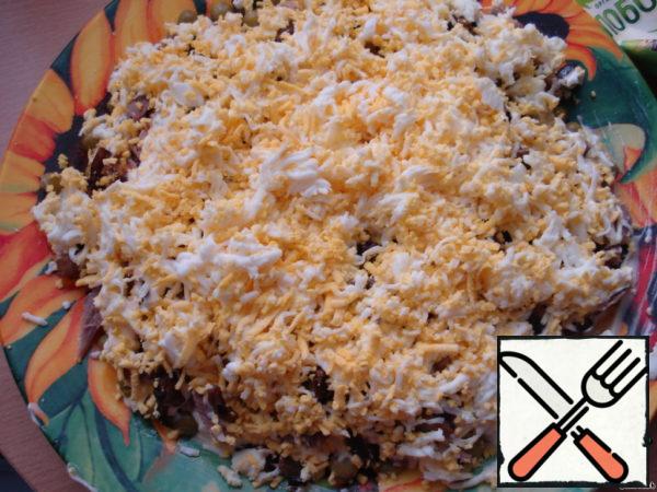 4th layer: grate the eggs, grease with mayonnaise.
