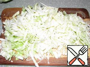 Cabbage shinkuem, try to do it as small as possible.
RUB it carefully, adding salt, so she let the juice.