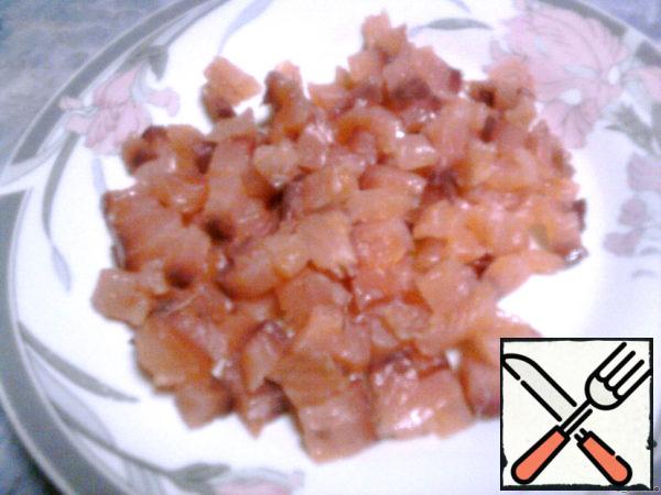 Take frozen green beans and cook them in salted boiling water for 3-4 minutes. Drain and let cool. While the beans are cooling, cut the red fish into cubes.
