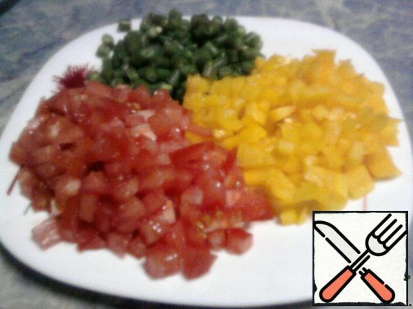 Chop tomatoes, bell peppers and chilled green beans.

