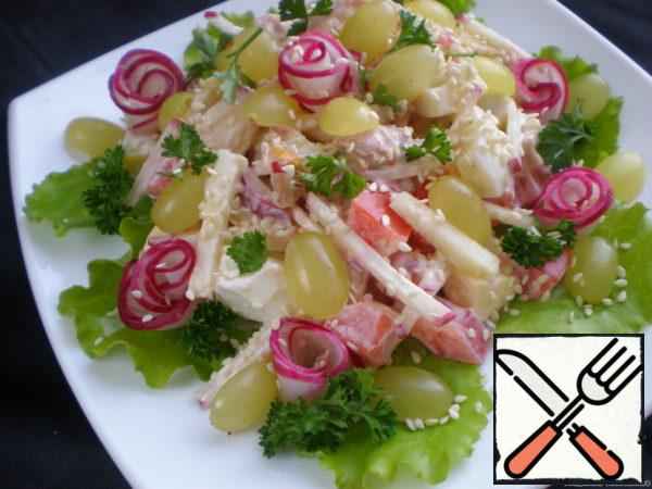 Put lettuce leaves on them, sprinkle with white pepper and fried sesame seeds.
