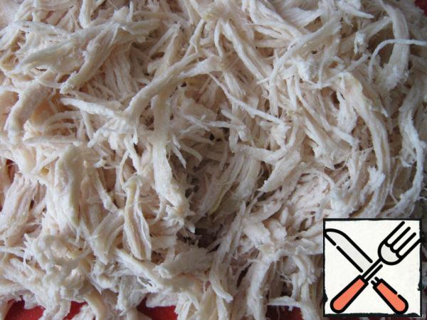 Boil the chicken breast and divide it into fibers.
