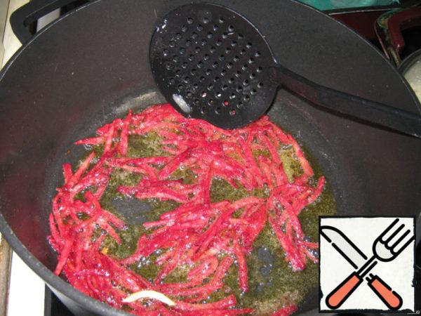 Fry with vinegar to preserve the color. Add a little sugar.

