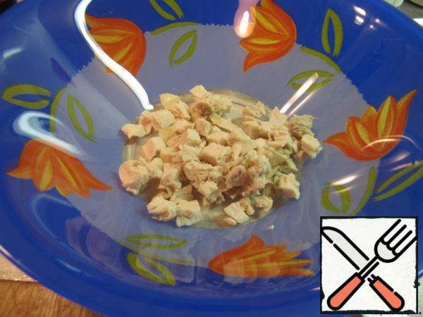Boil the chicken fillet, cool and cut into cubes.
