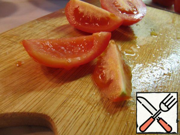 Then slice the tomatoes. Since the salad eventually turns out juicy enough to avoid getting excess liquid from the tomatoes, I usually do this: cut the tomato into slices, cut out the inside with the seeds.
