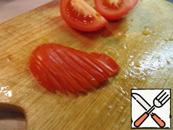 Now you can cut tomatoes into strips without fear of releasing excess juice.
