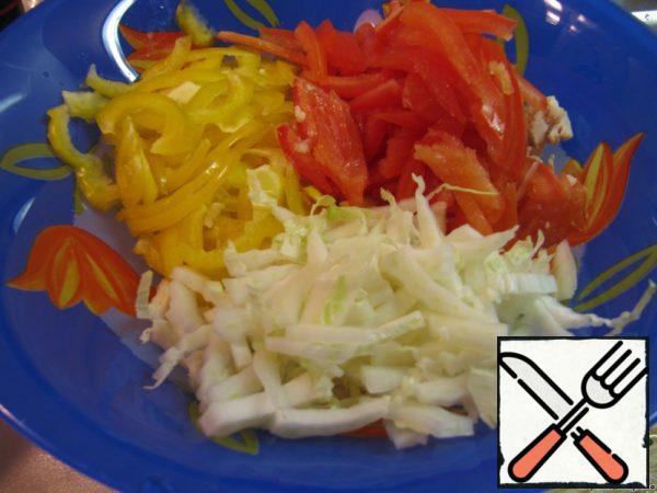 Next, cut the Chinese cabbage into strips.
