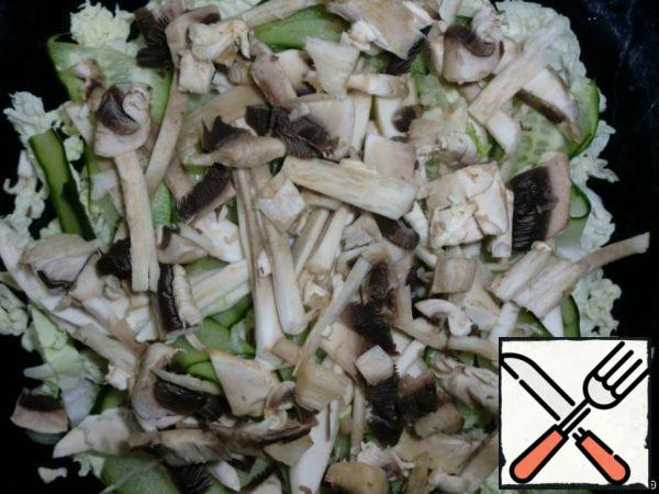Cut fresh mushrooms not very large, thin enough.
