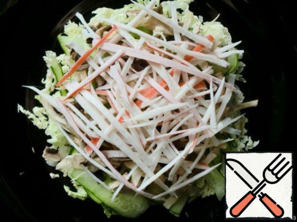 Cut the crab sticks into thin strips.
