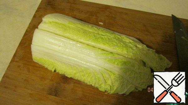 Chinese salad (Peking cabbage) - 1 fork, wash, cut.
First I divide the forks into 2 parts, then I make an incision (3-4 across).
