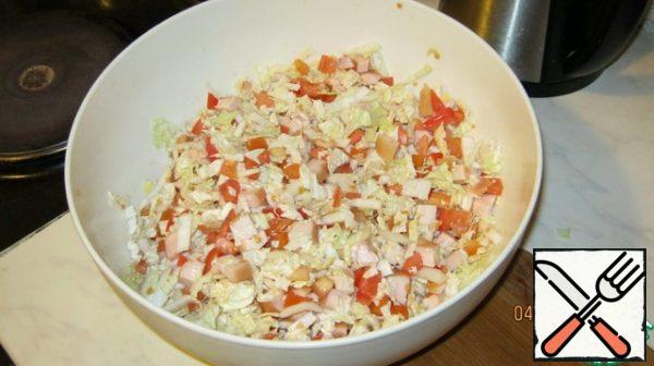 Mix the main ingredients.
The chinese cabbage, tomatoes and Breasts.
We got the basis of the salad, which can be safely stored in the refrigerator for 1-2 days.