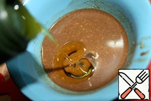 To prepare the sauce. Mix vinegar with mustard, salt and pepper to taste. Pour in the olive oil in a thin stream, mix thoroughly and season the salad.