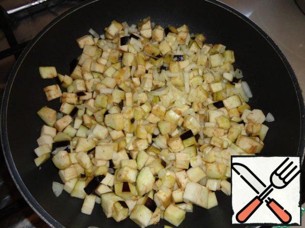 Pour olive oil into a frying pan and fry onion and garlic with eggplant,
