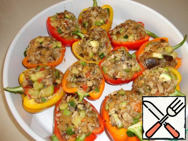 Fill the halves of the peppers with the cooked mass.
