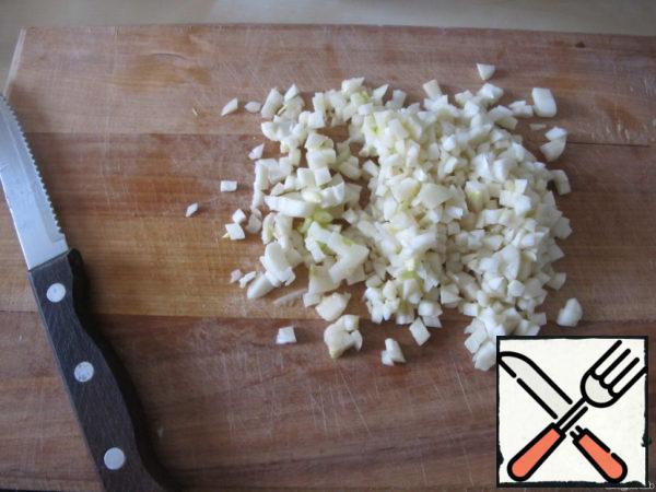 Peel the garlic and cut into cubes.
