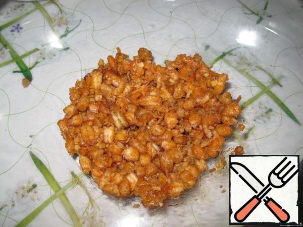 Next, we put the shrimp with garlic in a salad bowl.
