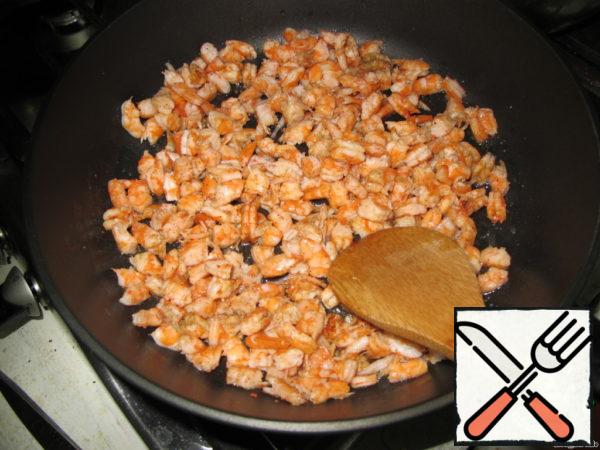 Fry the shrimp in olive oil until golden brown.
