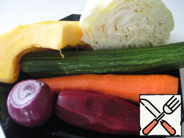To begin with, prepare the vegetables - wash, peel. You can add Bulgarian pepper - 1 pc.

