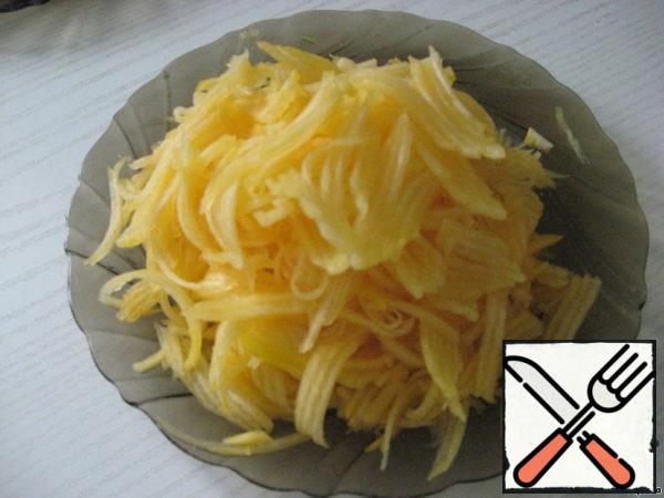 Grate the pumpkin on a Korean grater.
