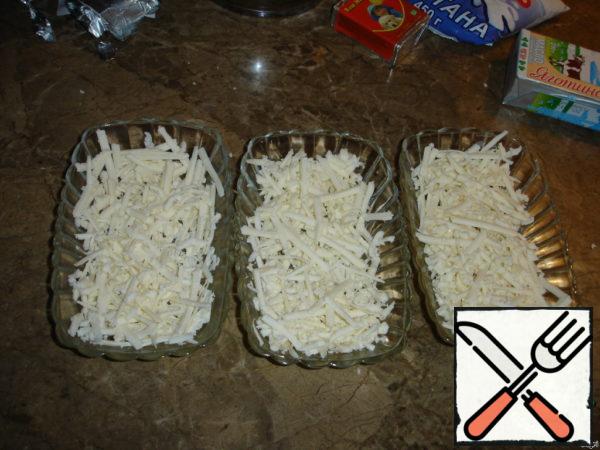 Grate the cheese and arrange it on plates.
