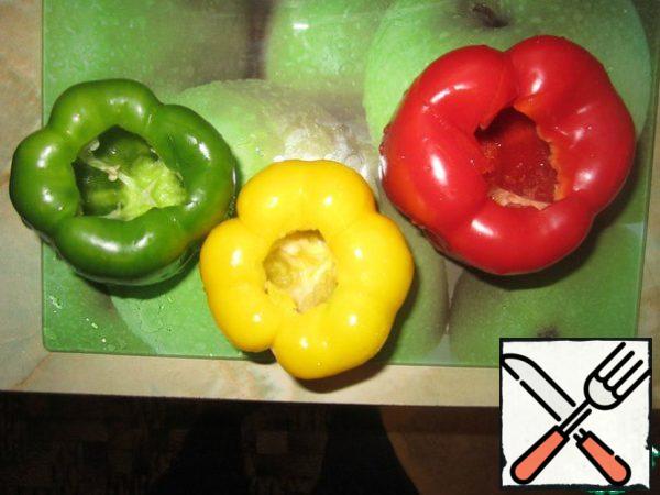 Cut out the core of the peppers.
