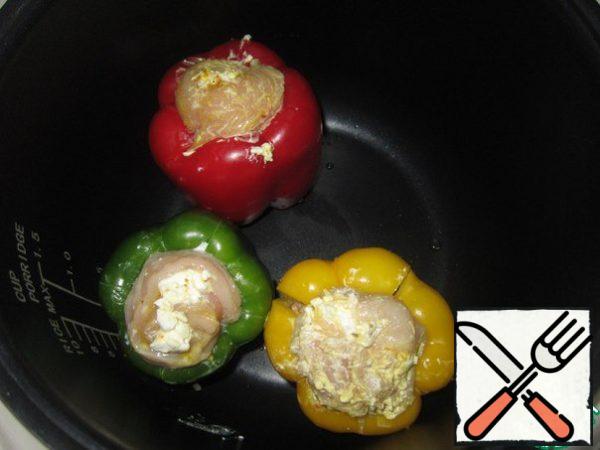 We put our "traffic light" in a slow cooker, fill the peppers with half of the water, salt, add soy sauce and herbs. We put it on the "stewing" or "baking" mode for 60 minutes.