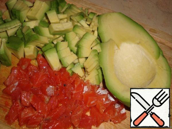 Cut the avocado and salmon into cubes.
