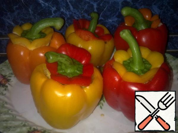 We clean the pepper, remove the seeds, the tops of the peppers do not throw away, they will serve as a kind of roof of our peppers.