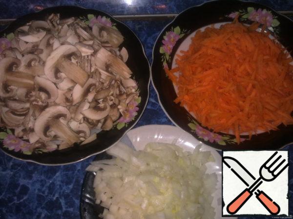 Cut the onion (not necessarily finely), three carrots on a medium grater, cut the mushrooms. Mushrooms in our pepper serve as a kind of mixture of flavors, pepper-mushrooms-meat - a very peculiar aroma is obtained!