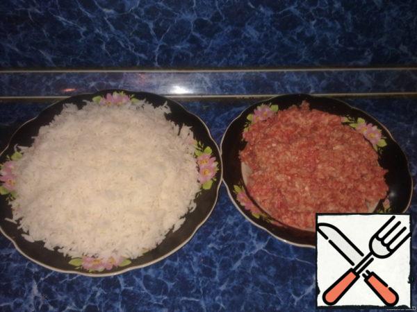Prepare minced meat. In minced add spices: salt, pepper, Basil, mushroom seasoning and give a few minutes to stand. Cook until half-cooked basmati rice (do not salt water).
