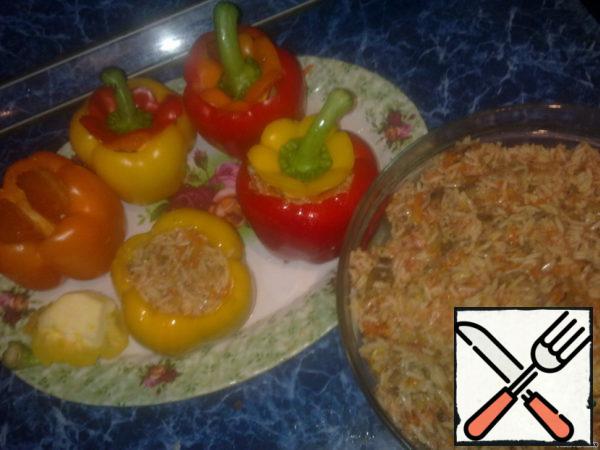 Sautéed vegetables in sunflower oil. Separately onion, separate the carrots and mushrooms separately. Add the vegetables to the minced meat, stir, and only after the vegetables and meat are well mixed, add the rice. Stir again, tightly stuffed peppers in the middle of each pepper put half a cherry tomato (tomato sour gives our sweet pepper).