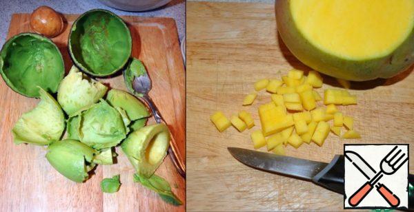 Slice the avocado, having previously removed the bone and all the pulp with a spoon, peel the mango and cut into cubes.

