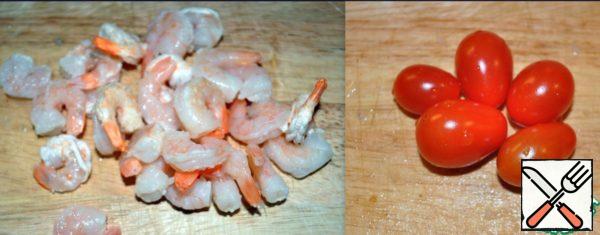 I wash the peeled ready-made shrimp, cherry tomatoes and cut everything.

