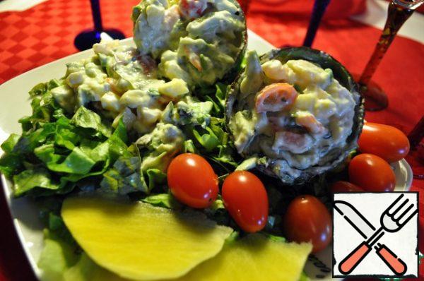 I spread the salad in avocado shells on the lettuce leaves. Garnish with tomatoes and mango slices.