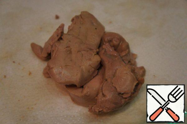 Put the liver on paper towels and let it drain well.
