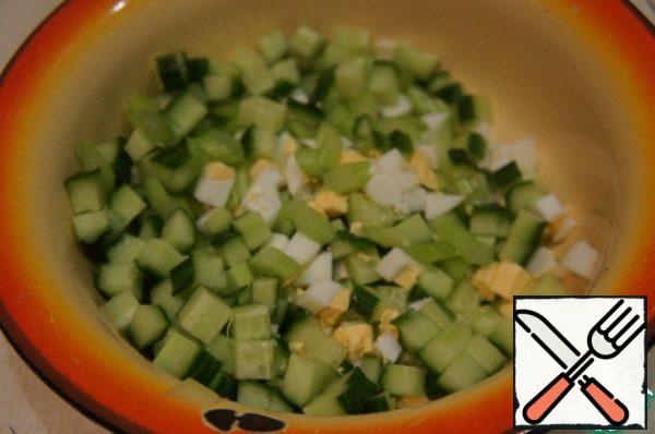 Cucumbers cut into small cubes, celery - thin slices, eggs cut into cubes. Mix in a bowl.
