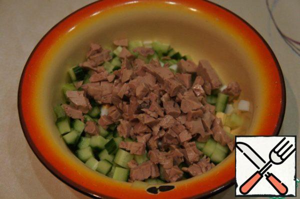 The liver can simply be pricked with a fork or cut into cubes, add to the rest of the ingredients and mix.
