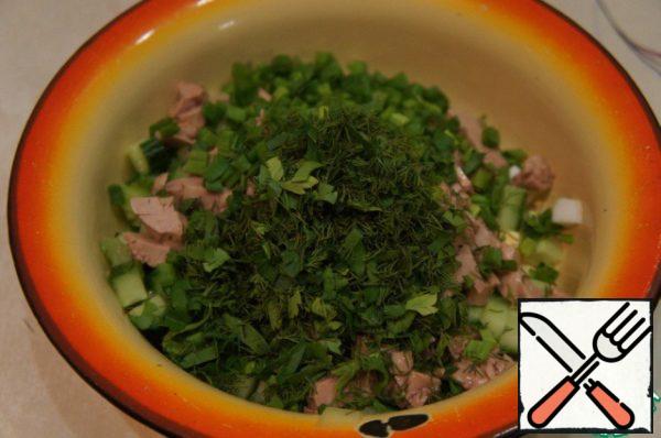 Wash the onion and herbs, dry and chop. Add to the salad and mix well.
