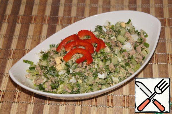 Put the salad in a salad bowl and garnish with thin strips of sweet red bell pepper.
