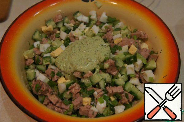 If the salad seems a little dry to you, you can fill it with a small amount of mayonnaise. I have a dressing of sour cream whipped with fresh herbs and green onions + French mustard and a little soy sauce.