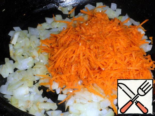 Cut the onion into cubes and fry until golden brown in a small amount of sunflower oil. Grate the carrots on a large grater (I have a small one, just so that the child sees it less), add to the onion and fry until it becomes soft and changes color.

