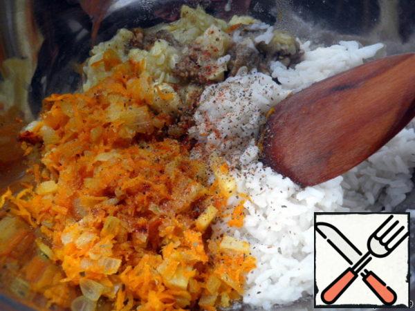 Boil the rice. Prepare the filling: mix all the ingredients.
