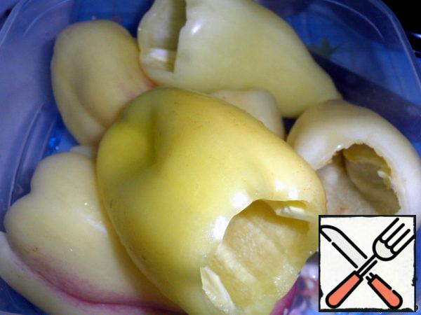 Wash the pepper. Cut out the core and peel off the seeds.
