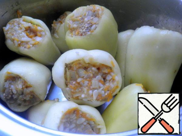 Stuff the peppers with the vegetable-rice mixture and put it in a frying pan.
