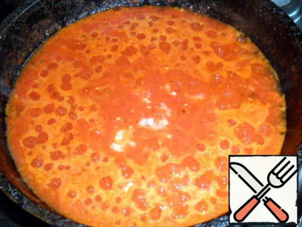 Prepare the sauce. Pass the tomatoes through a meat grinder. Pour a small amount of sunflower oil into the pan. Add salt and pepper to taste, add spices (I had French herbs) and simmer for a few minutes. The taste of the whole dish depends on the taste of the filling and, accordingly, tomatoes. Therefore, if the tomatoes are sour or watery, you can add a little tomato sauce or pasta, as well as a little sugar.
