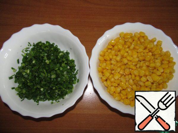 Finely chop the green onion and parsley. Drain the liquid from the corn.
