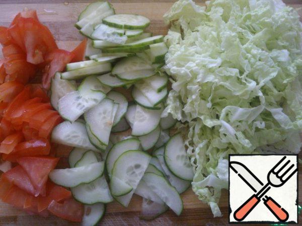 Cut the vegetables the way you like - you can use straws, you can use cubes, you can break the salad with your hands (I just like it sliced).
