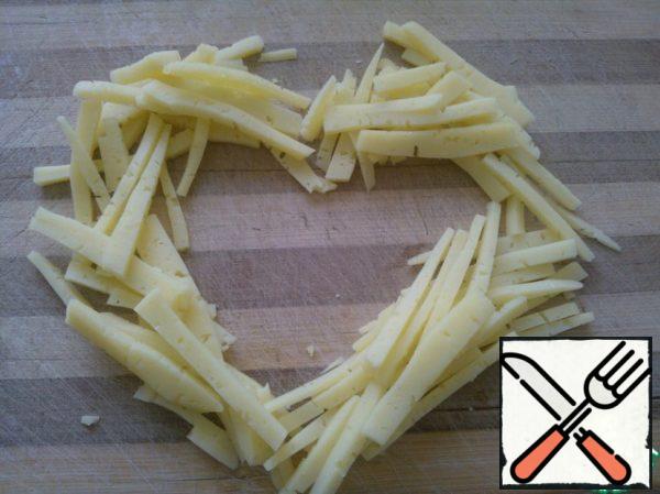 For the salad, I decided to cut it into strips, but you can also grate it.
